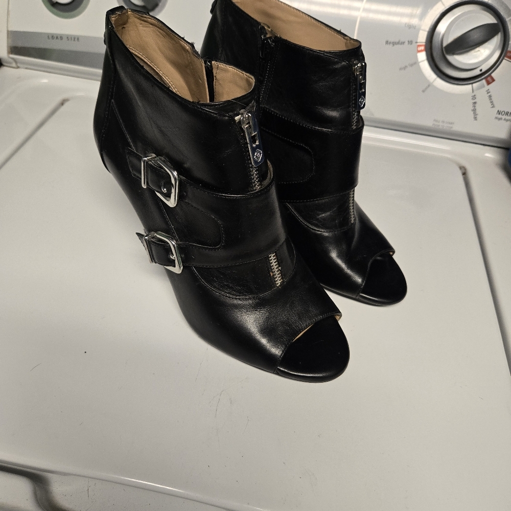 9.5 Women's Antonio Melani Black booties